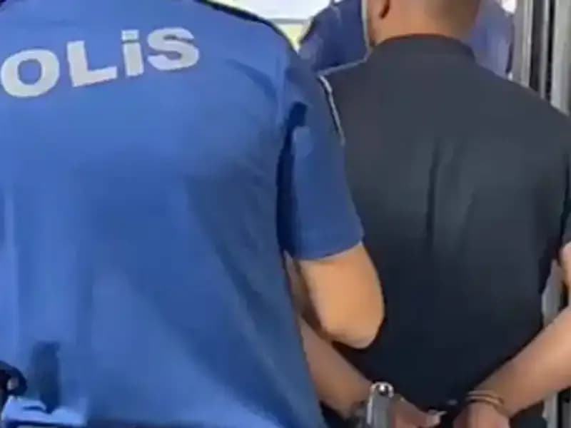 İzmir'de Polise Saldıran Şahıs, Adalete Teslim Edildi