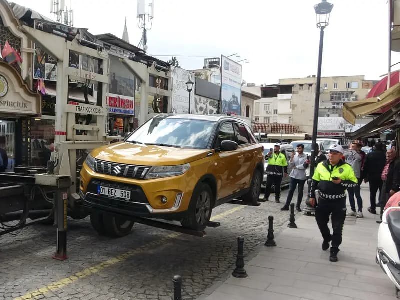 Adana'da Park Yasağına Uymayan 150 Araç İçin Ceza Kesildi