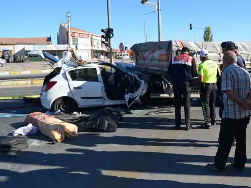 Kırmızı Işıkta Feci Kaza: Anne Hayatını Kaybetti, Oğlu Yaralandı