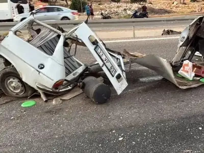 Korkunç Kaza: Bariyere Çarpan Araç Hurda Yığınına Döndü