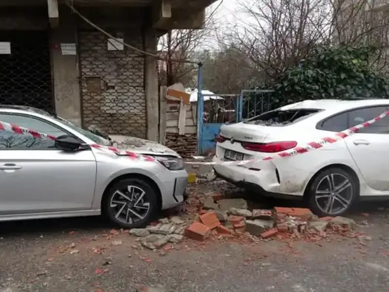 İstanbul'da Dört Katlı Binada Balkon Çöktü: Olayın Şok Edici Ayrıntıları