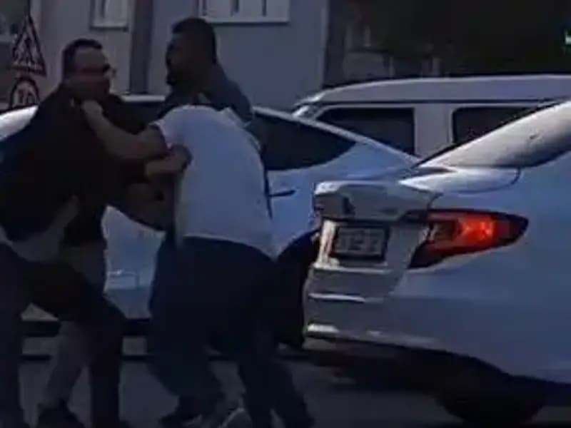 İstanbul'da Sokak Kavgası: Tekmeli Yumruklu Yol Verme Mücadelesi