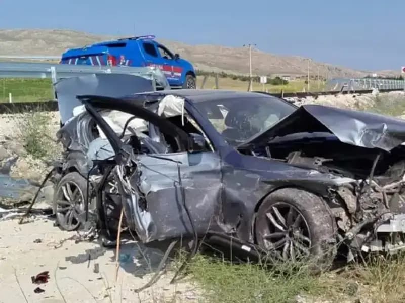 Sivas’ta İki Ayrı Trafik Kazası: 9 Yaralı, Kaza Anları Kameraya Yansıdı