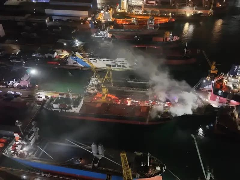 İstanbul Tuzla'da 120 Metrelik Kuru Yük Gemisinde Yangın