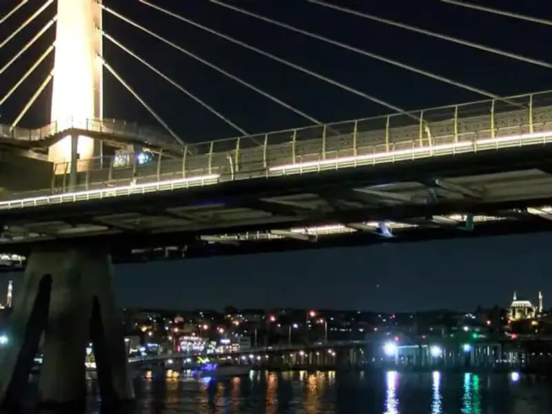 Metro Köprüsünden Denize Düşen Kişi İçin Arama Kurtarma Çalışmaları Başladı