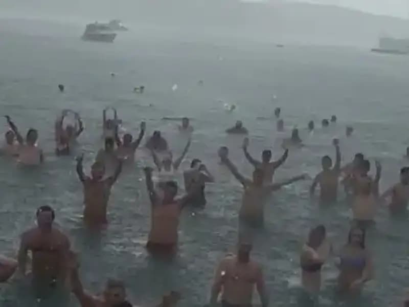 İstanbul Bebek'te Yağmura Rağmen Denize Giren Kalabalık Dikkat Çekti