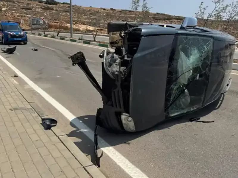 Kilis’te Ticari Araç Devrildi: 4 Kişi Yaralandı, Olay Yerinde Panik Hâkimdi