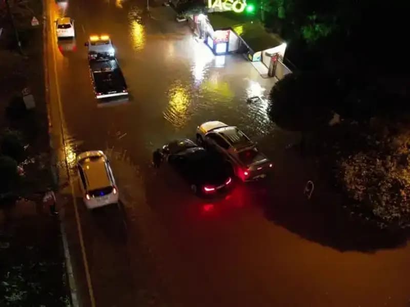 Adana’da Sağanak Yağış Alarm Verdi: Cadde ve Yollar Sular Altında Kaldı