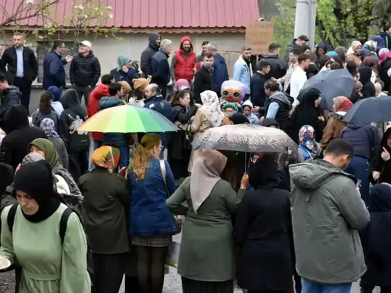 ** Yüzyıllık Gelenek Canlı: 12 Bin Kişi Bayram Coşkusunu Paylaştı!**