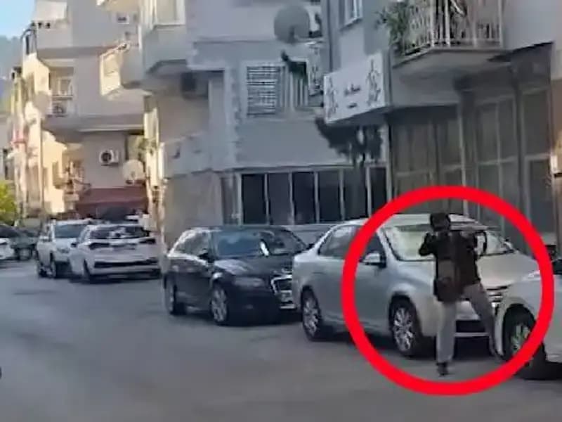 İzmir'de Gözaltına Alınan Saldırganla Çatışma Anları Kameralara Yansıdı