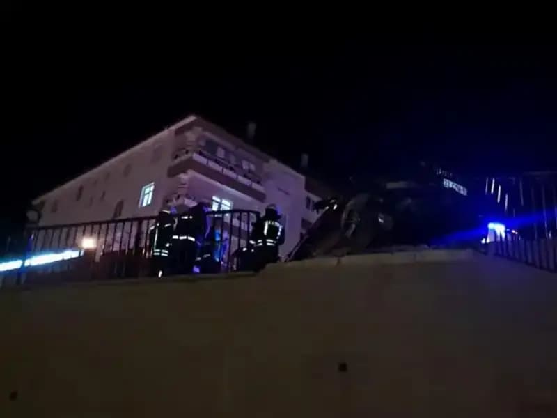 Kontrolden Çıkan Araç Bariyere Çarparak Asılı Kaldı: Kaza Anı Kamerada