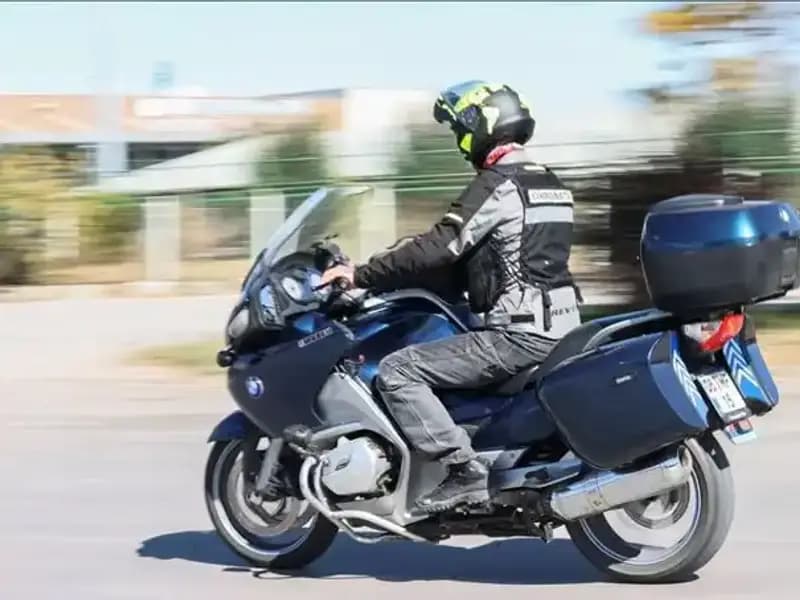 Motosiklet Sürücüsüne Kesilen Fazla Yolcu Cezası İptal Edildi: Hukuk Zaferi!