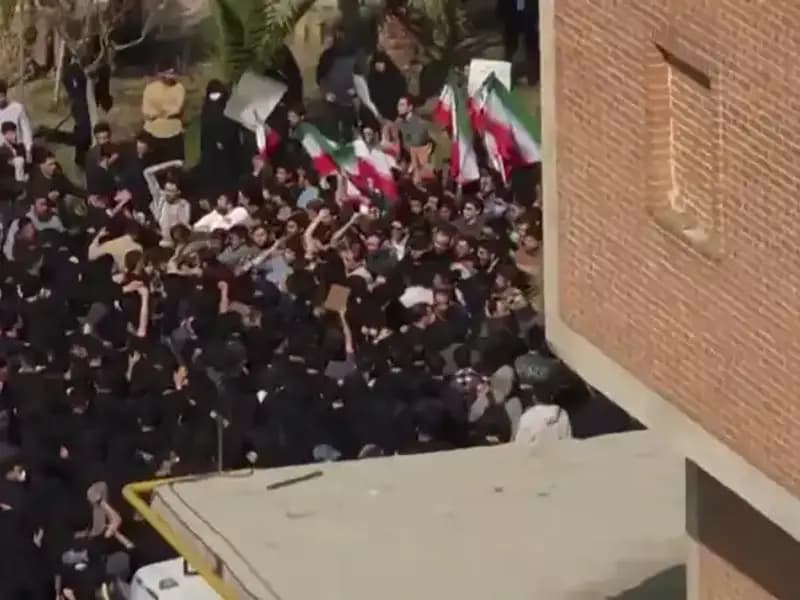 İran'da Öğrenciler, Protestoların 3. Gününde İsyanını Sürdürüyor