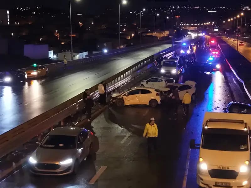 Ataşehir'de 8 Araçla Zincirleme Trafik Kazası: 4 Yaralı