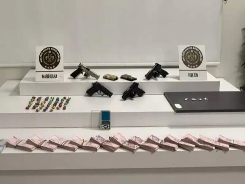 İstanbul Maltepe'de Uyuşturucu Baskını: Silah ve Para Ele Geçirildi