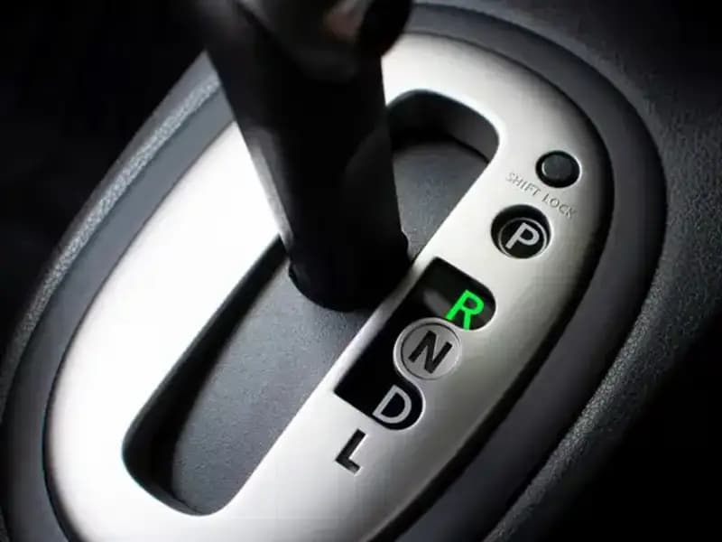 Geri Viteste Bırakılan Araç, Mobilya Dükkanına Çarptı: Olay Anı Kamerada!