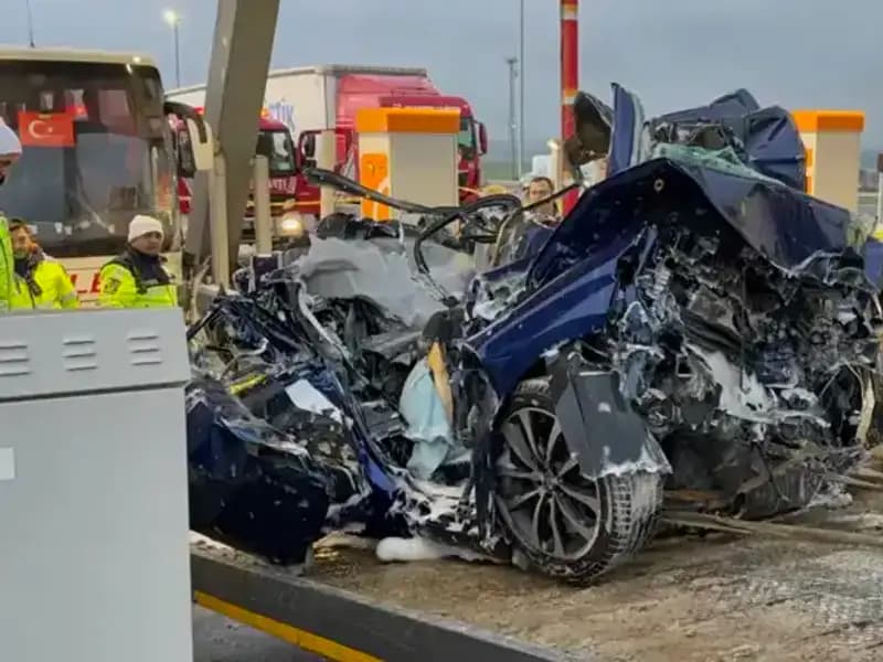 Silivri'de Korkunç Kaza: Otomobil Gişe ile Otobüs Arasında Sıkıştı