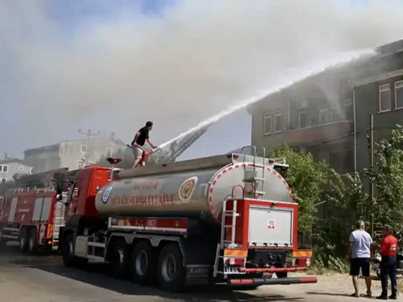 Çatı Katındaki Yangın Paniğe Neden Oldu, İtfaiye Zamanında Müdahale Etti