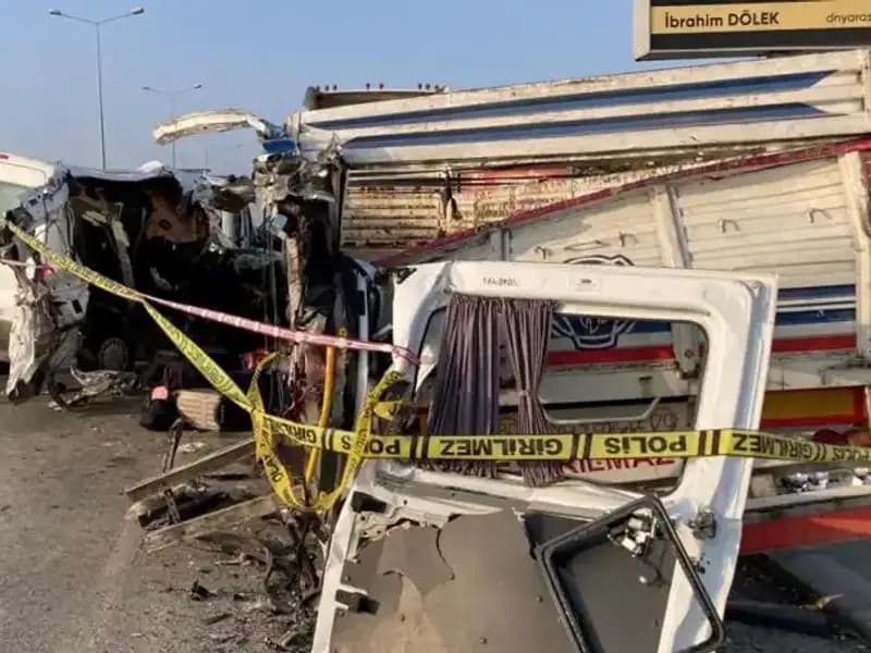 Mersin'de Tatil Yolunda Feci Kaza: Can Kaybı ve Yaralılar