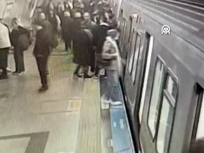 Taksim Metrosunda Yankesicilik: Polis Suçüstü Yakaladı