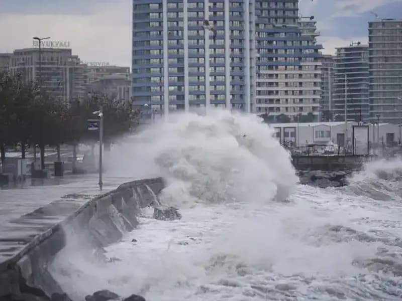 Meteoroloji'den Denizlerde Fırtına Uyarısı: Feribot Seferleri İptal Ediliyor