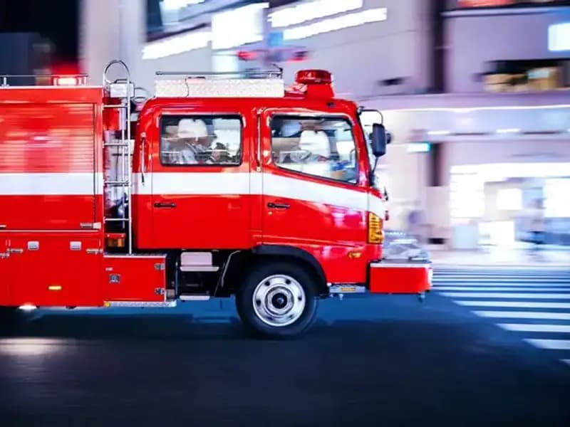 Tokyo'da Bina Yangını: İki Kişi Yaralandı, Olayın Detayları Şaşırtıyor