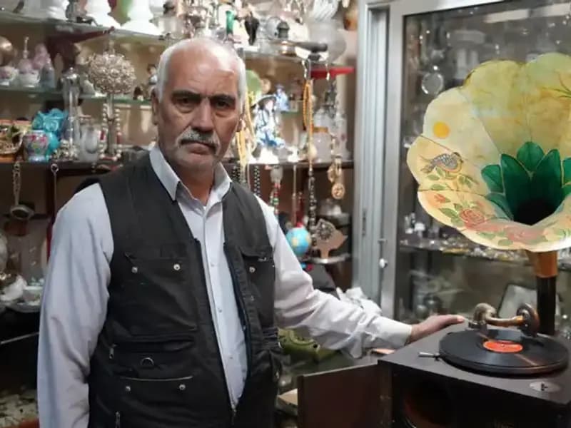 44 Yıldır Antikacılık Yapıyor: Asırlık Gramofonları Nasıl Koruyor?
