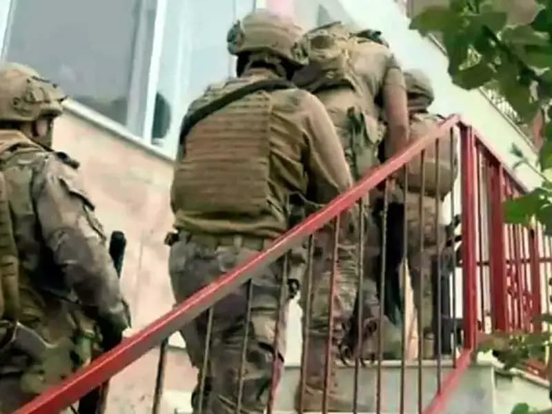 İzmir'de FETÖ/PDY Operasyonunda 9 Şüpheli Gözaltına Alındı