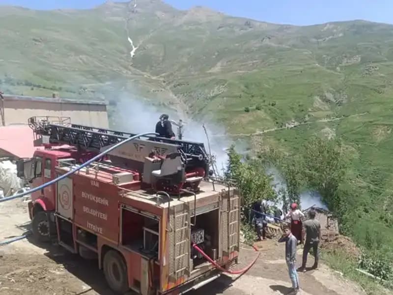 Van'da Korkunç Yangın: Bir Çocuk Hayatını Kaybetti