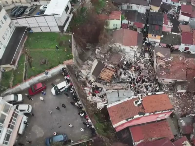 İstanbul Fatih'te Patlama: İki Bina Çöktü, Yaralılar Var