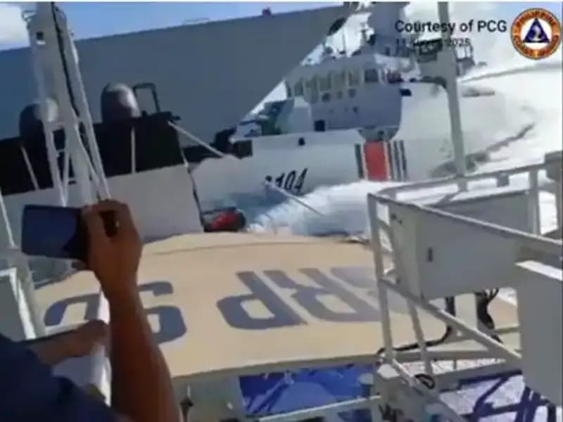 Çin Denizinde Nefes Kesen Çarpışma: İki Gemide Büyük Hasar!