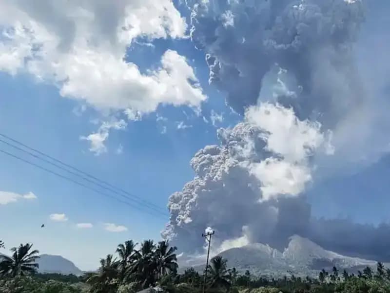 Endonezya’da Yanardağ Patlaması: Küller 18 Kilometre Yüksekliğe Ulaştı!