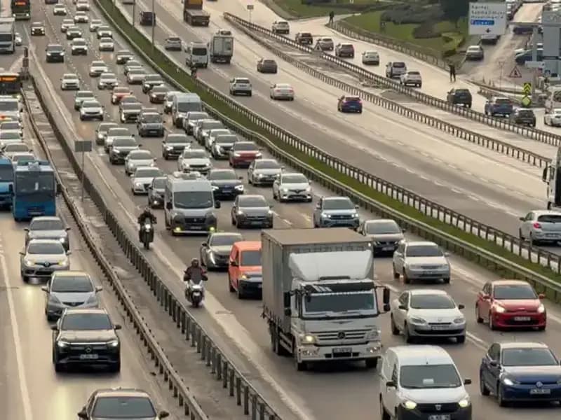 İstanbul Sabah Trafiği: Anadolu Yakası'nda Araçlar Adım Adım İlerliyor