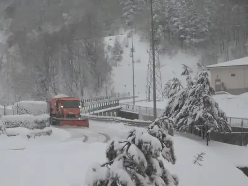Bolu Dağı'nda Yoğun Kar Yağışı: Doğa Harikası Bembeyaz Görünüme Büründü!