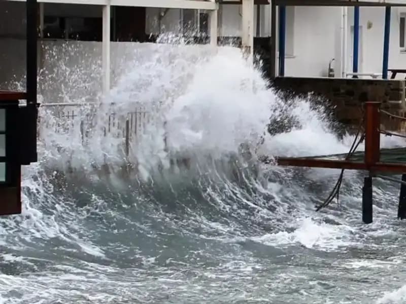 Ege Denizi'nde Fırtına Alarmı: Tatilciler Dikkat!