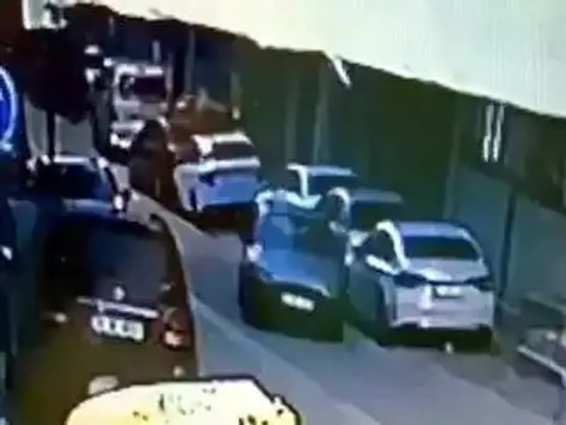 Esenyurt'ta Park Halindeki Araçlara Çarpan Sürücü Kaçtı!