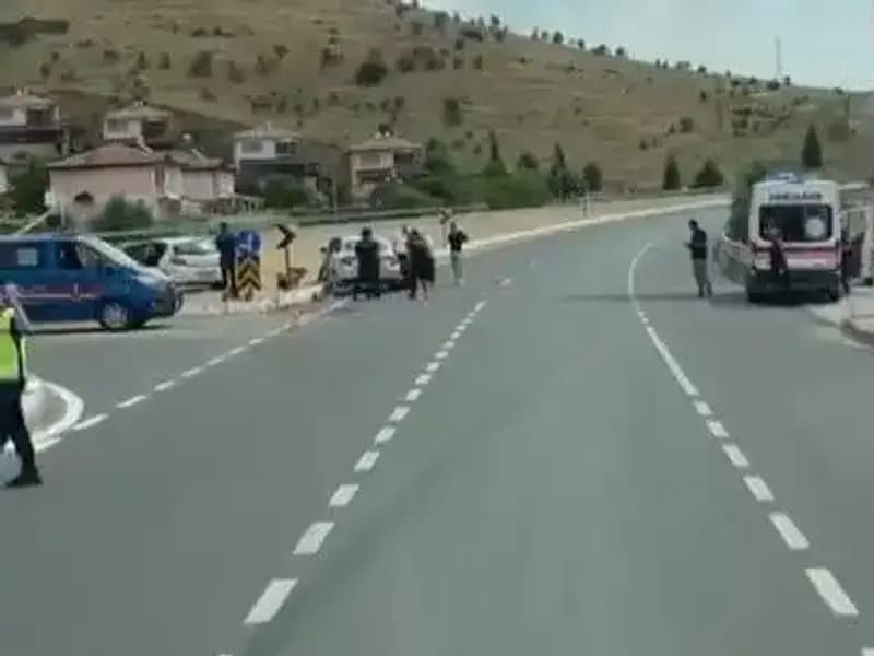 Elazığ'da Korkutucu Trafik Kazası: İki Otomobil Çarpıştı, Yaralılar Hastaneye Kaldırıldı