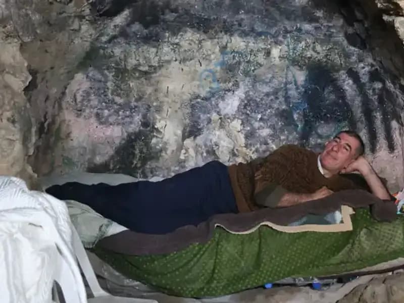 55 Yaşındaki Adam İki Yıldır Yaşadığı Mağarasından Ayrıldı: Neden Geri Dönmedi?
