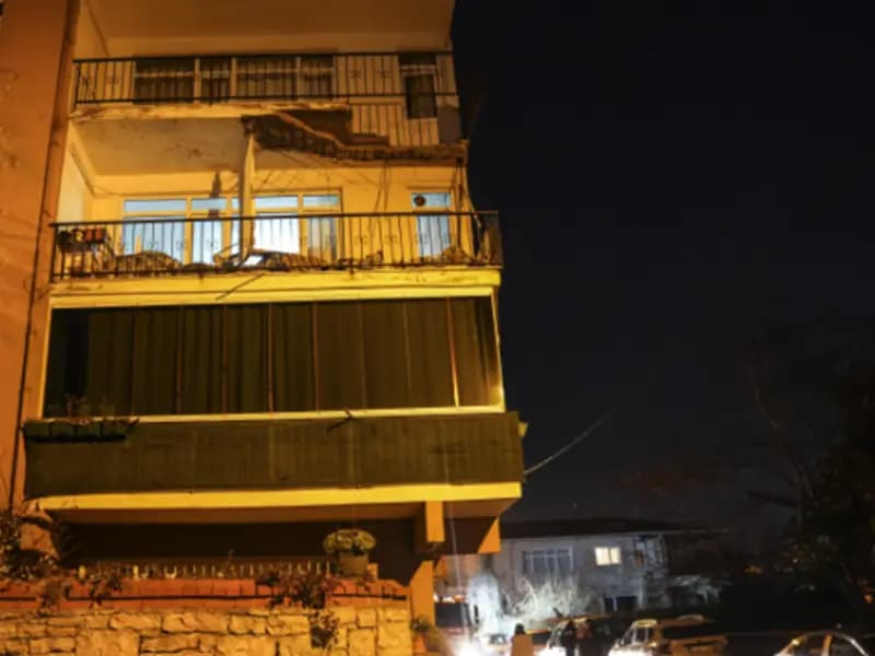 İstanbul'da Balkonu Çöken Apartman Yayınlandı! Tahliye Süreci Başladı