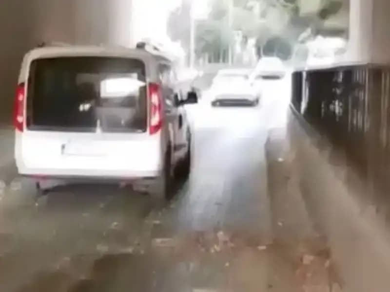 Trafikte Korku Dolu Anlar: Araçların Üzerine Düşen Beton Parçaları