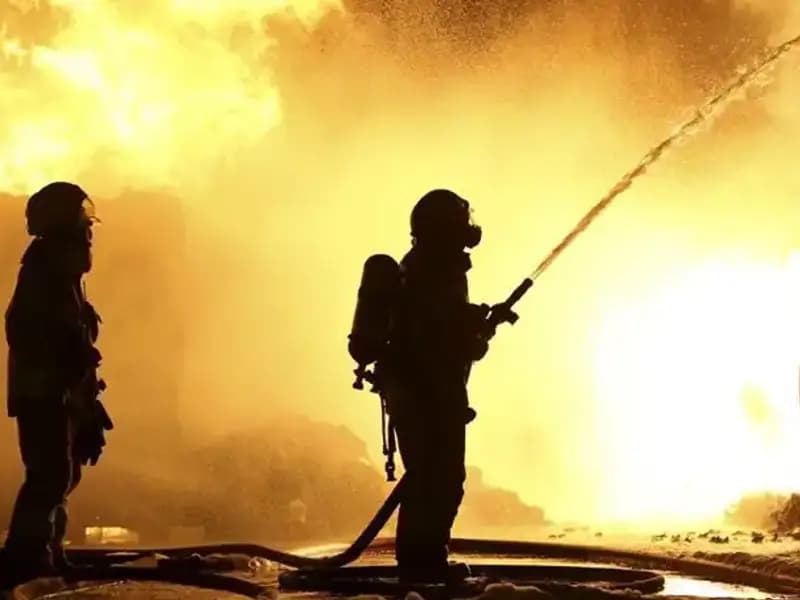 Mobilya Atölyesinde Yangın: Korkutan Alevler Mangal Kömürü Deposuna Sıçradı