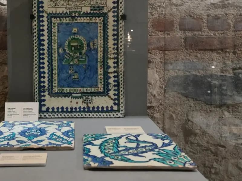 Çalınan 16. Yüzyıl İznik Çinileri Türkiye'ye İade Edildi