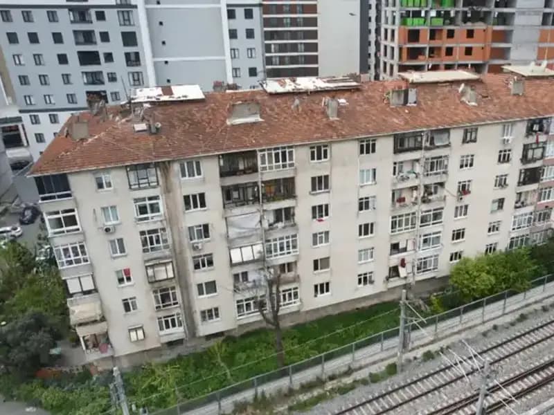 Depremin Ardından Bakanlık Harekete Geçti: Riskli Binalar Boşaltıldı