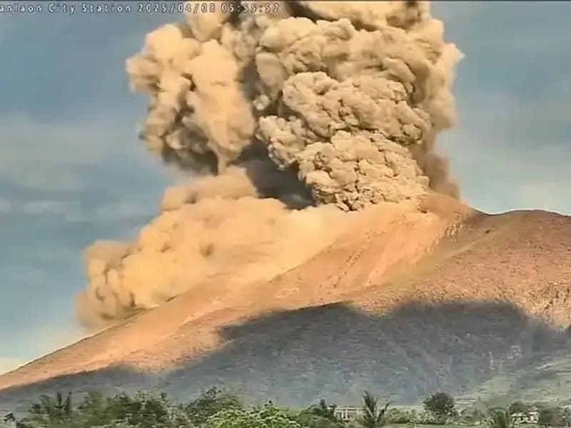 Kanlaon Yanardağı Patladı! Büyüyen Tehlike ve Yangınlar Korkutuyor