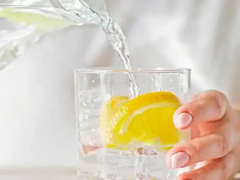 Sağlıklı Yaşamın Sırrı: Limonlu Su İçmenin 8 Bilinmeyen Faydası