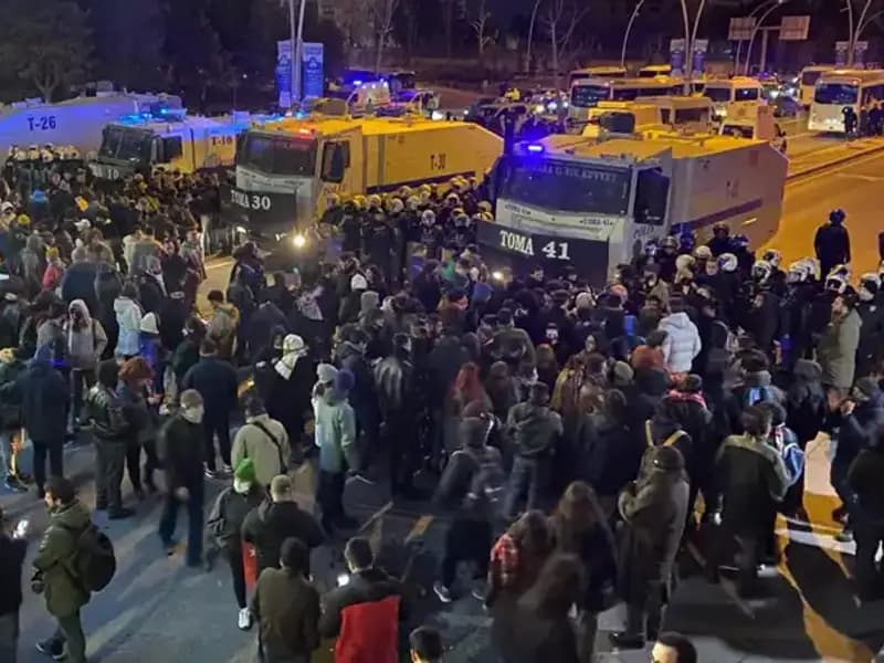 İstanbul ve Ankara'da Öğrencilerden İmamoğlu Eylemi: Diplomaların İptaline Protesto