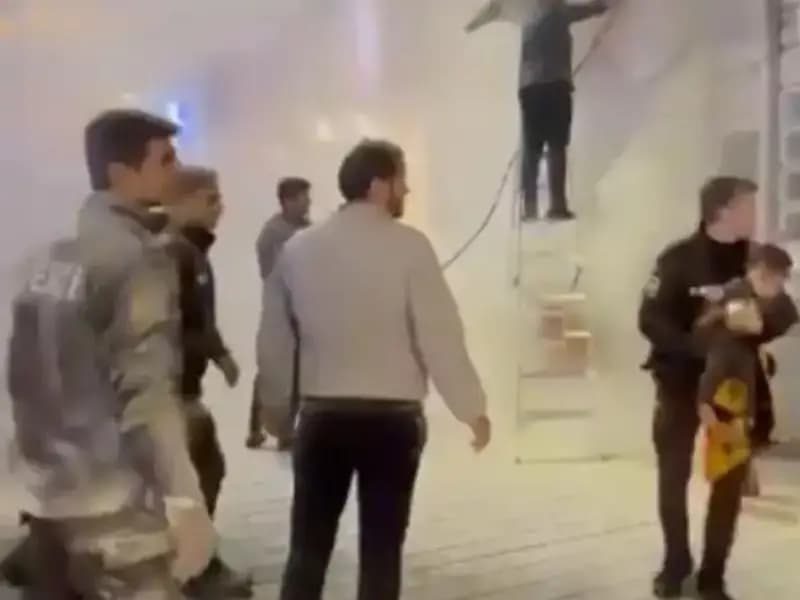 Beyoğlu’nda Büfede Yangın: Küçük Çocuk Kahramanlar Tarafından Kurtarıldı