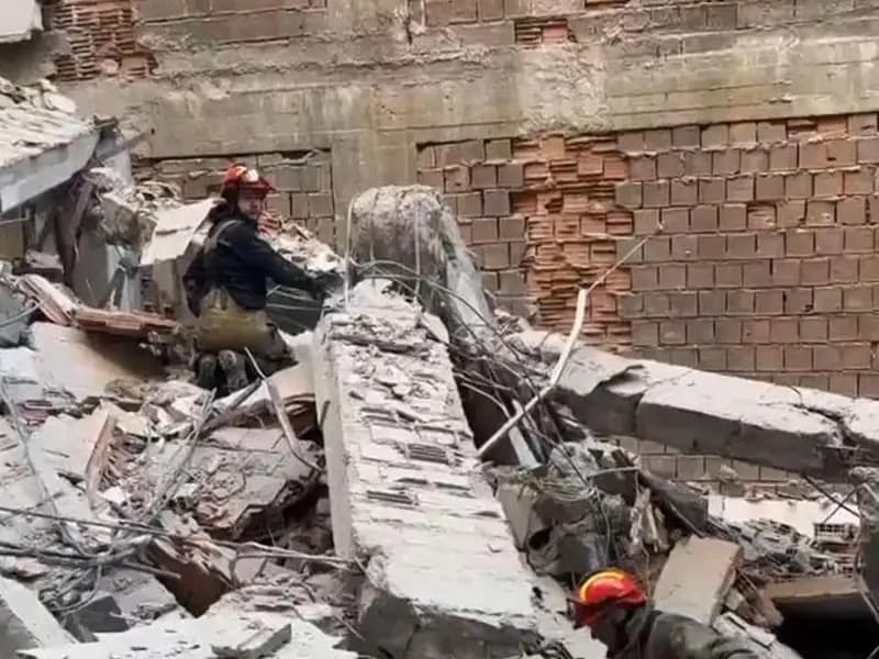 Güngören'de Yıkım Esnasında 2 İşçi Göçük Altında Kaldı