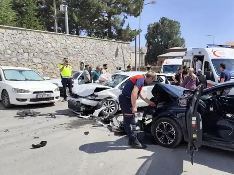 Bitlis'te Korkunç Kaza: İki Otomobil Çarpıştı, 10 Kişi Yaralandı