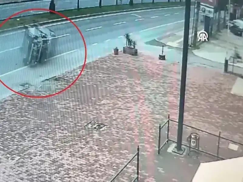 Güvenlik Kamerasına Yansıyan Korkunç Kaza: 2 Yaralı